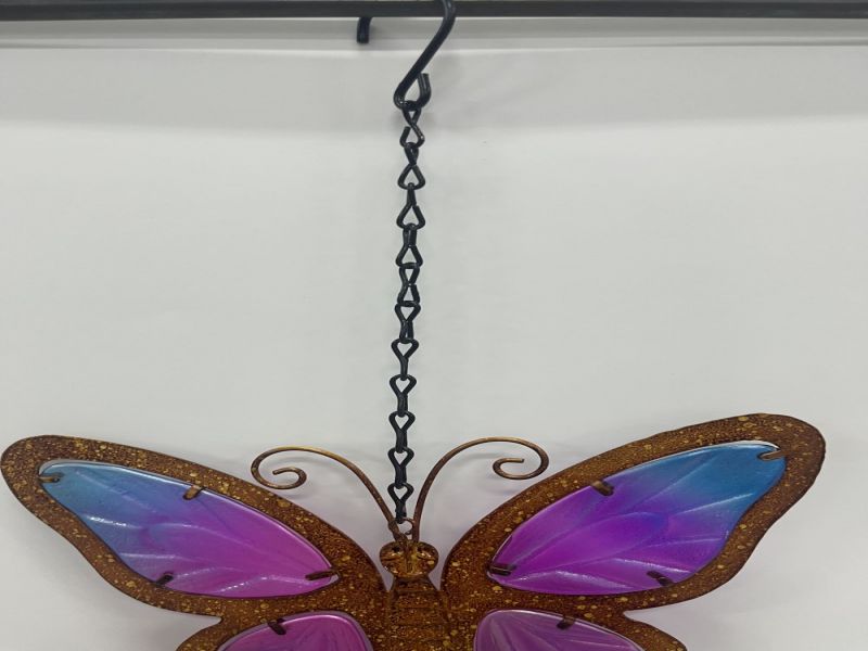 Sinos de vento pendurados na parede em borboleta de metal