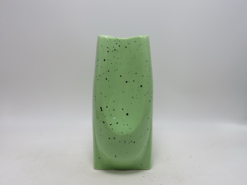 Vaso artístico de cerâmica multicolorida, uma vitrine floral criativa
