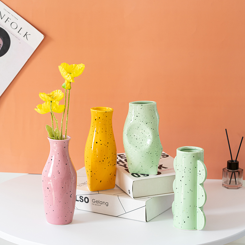 Vaso artístico de cerâmica multicolorida, uma vitrine floral criativa