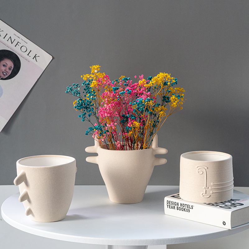 Vaso de cerâmica multicolorido infunde vida em seus arranjos florais