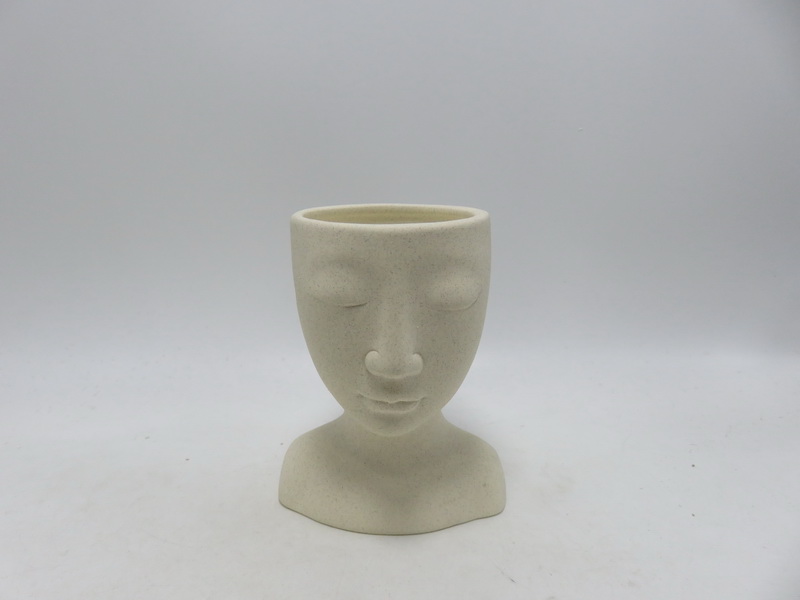 Vaso de cerâmica multicolorido infunde vida em seus arranjos florais