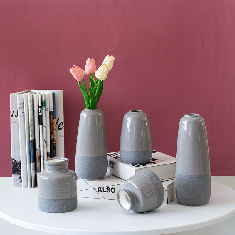 Vaso de cerâmica multicolorido dinâmico com design floral essencial